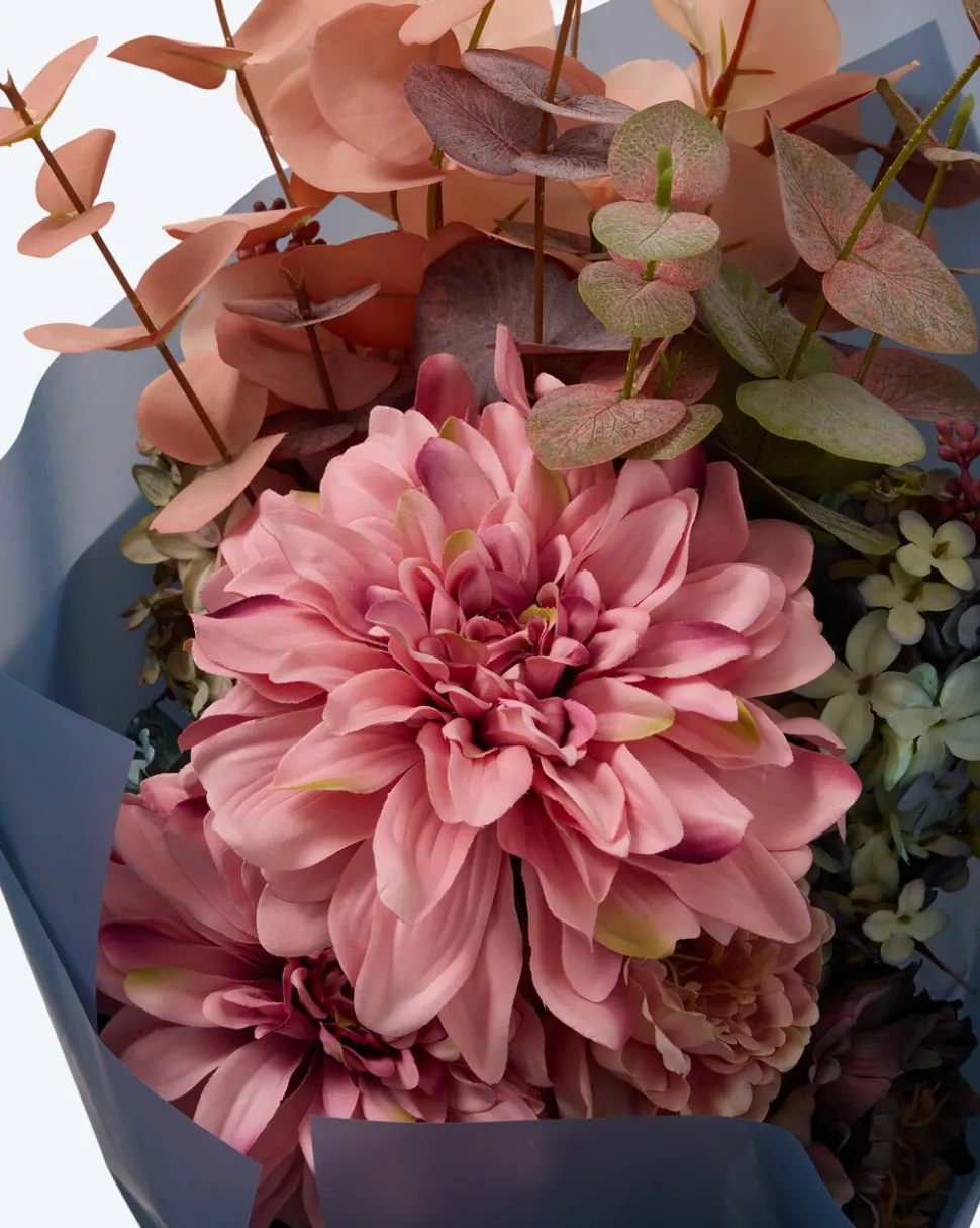 Blumen-Arrangement im Seidenpapier