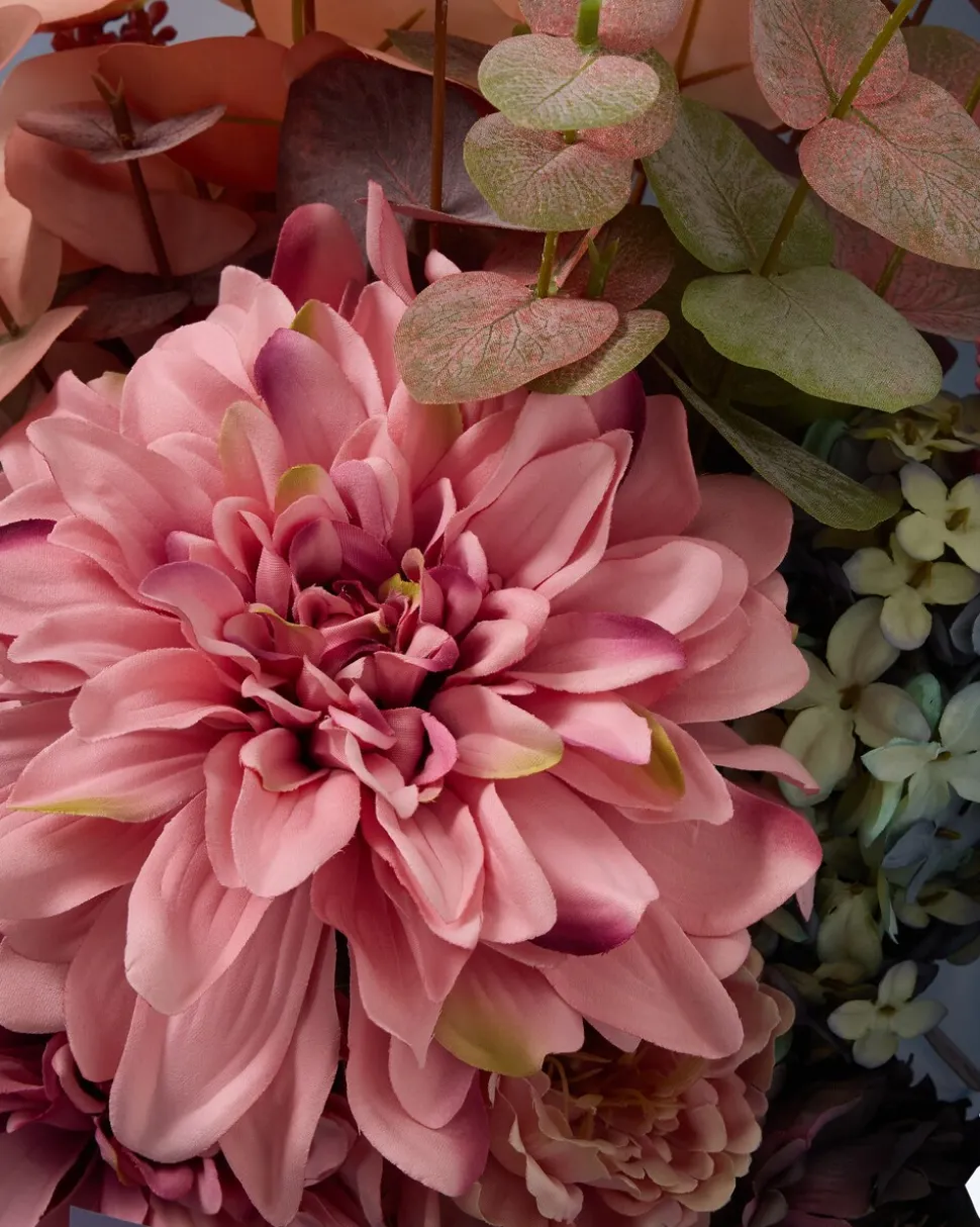 Blumen-Arrangement im Seidenpapier