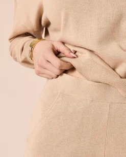 Hose und Pullover mit Bindedetail